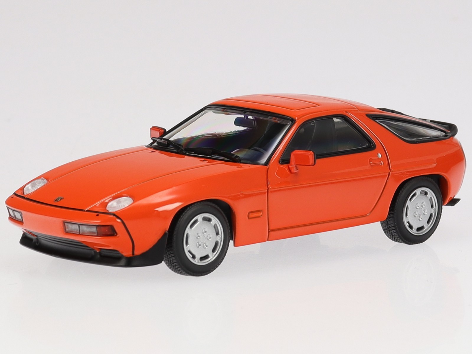 Porsche 928 S 1979 orange diecast model car 940068122 Maxichamps 1:43