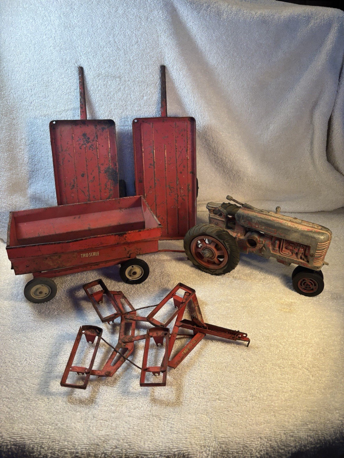 VINTAGE ERTL TRU SCALE 1/16 INTERNATIONAL TRACTOR, Plow & 3 Trailers VINTAGE ERTL TRU SCALE 1/16 INTERNATIONAL TRACTOR, Plow & 3 Trailers