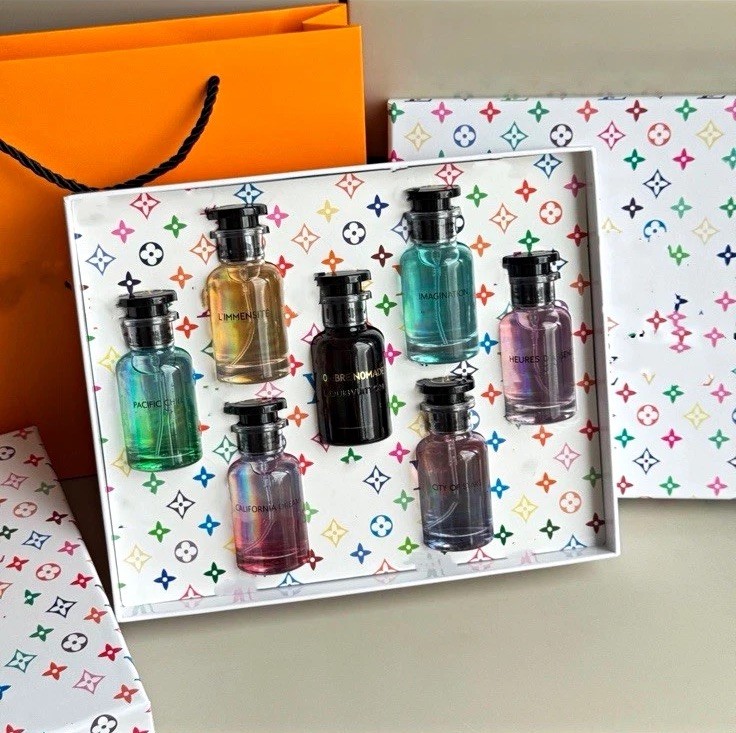 Louis Vuitton Eau de Parfum Spray Mini Gift Set 30ml x 7 (7 pcs) Louis Vuitton Eau de Parfum Spray Mini Gift Set 30ml x 7 (7 pcs)