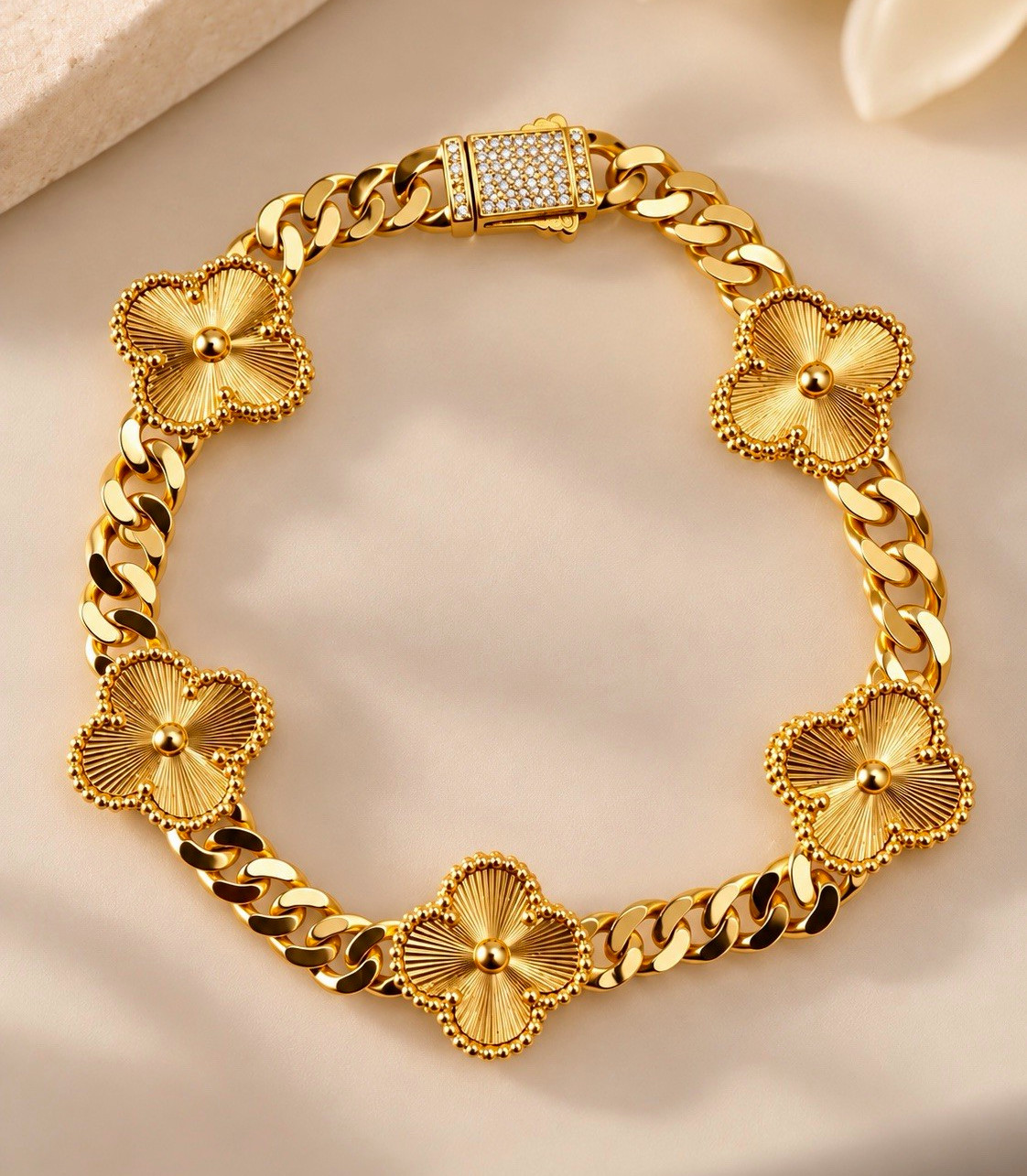 Elegant Gold-Tone Clover Link Bracelet – Floral Statement Design ✨