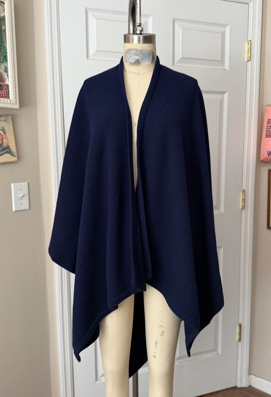 VINTAGE Aquascutum LONDON Navy Wool Soft Cape PONCHO Cardigan *ONE SIZE* B234 VINTAGE Aquascutum LONDON Navy Wool Soft Cape PONCHO Cardigan *ONE SIZE* B234