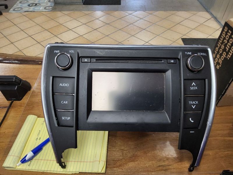 2016 2017 Toyota Camry CD Player Radio w/ Dash Display Screen 100614