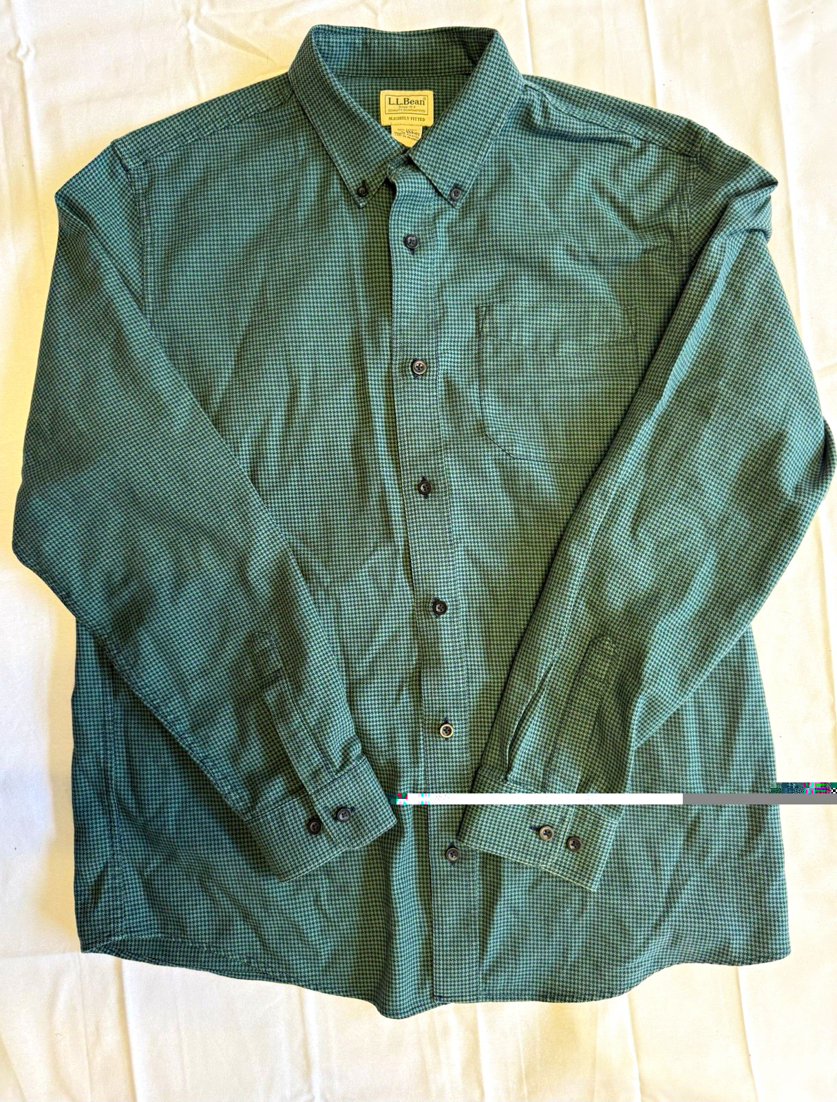 L.L.Bean Mens L Slightly Fitted Green Houndstooth Button-Down Long Sleeve Shirt L.L.Bean Mens L Slightly Fitted Green Houndstooth Button-Down Long Sleeve Shirt