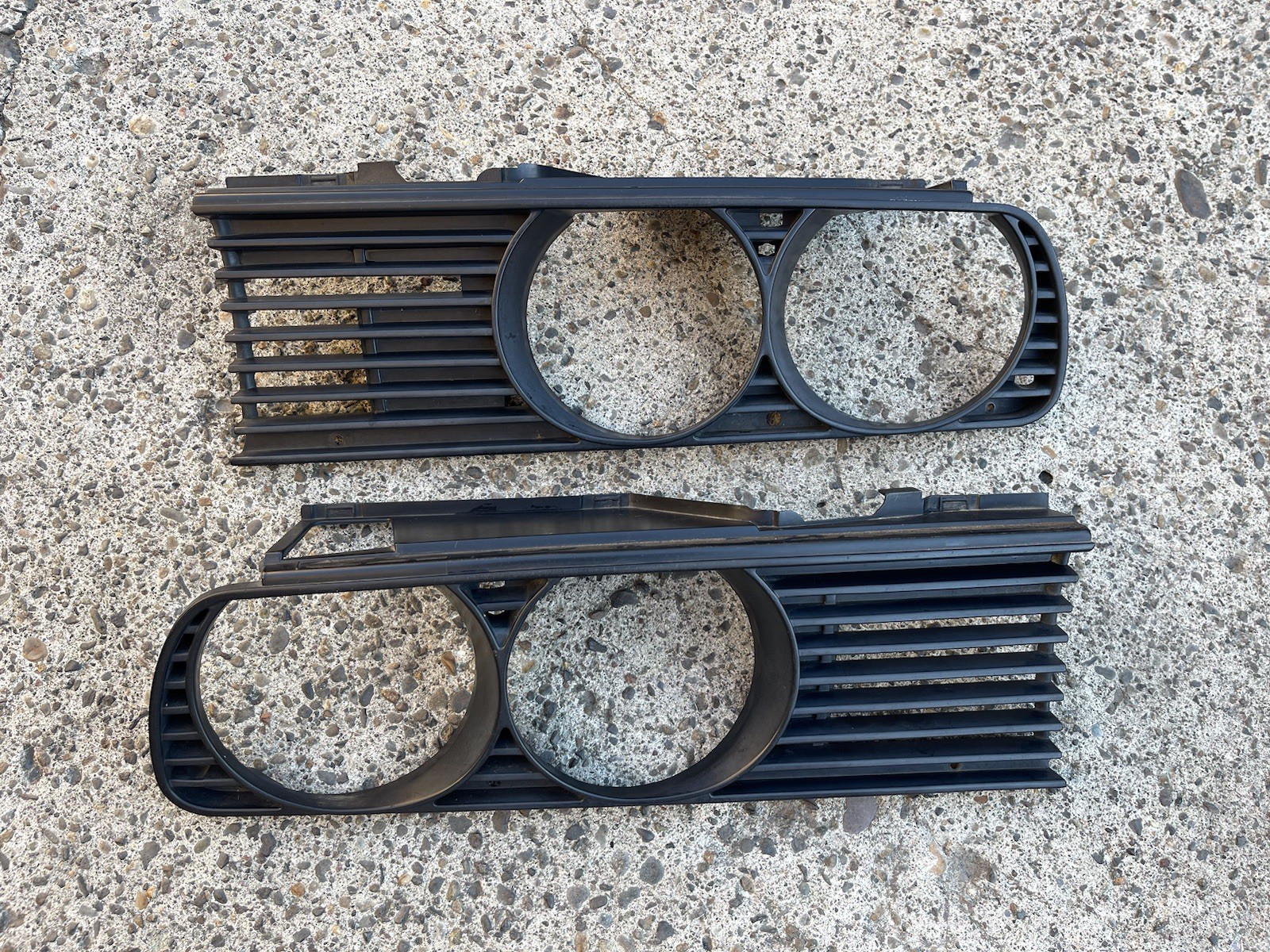 BMW E30 1984-1991 European spec headlight grill OEM 1 876 091/1 876 092 BMW E30 1984-1991 European spec headlight grill OEM 1 876 091/1 876 092
