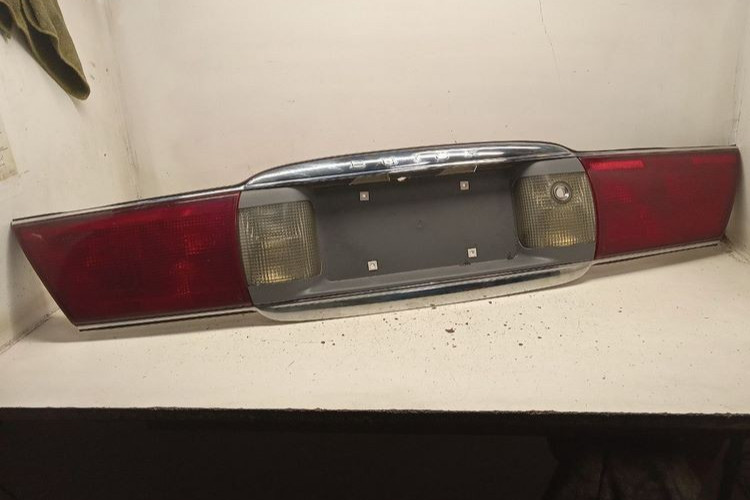 2000-2005 Buick LeSabre Rear Center Tail Light Module Assembly OEM