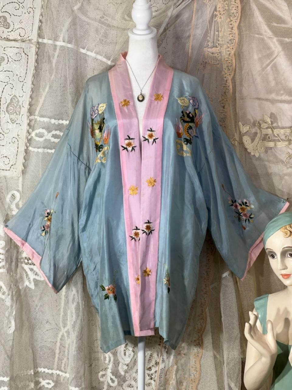 Mid-20th-century vintage Chinese embroidered silk kimono-robe circa 1940-1950 Mid-20th-century vintage Chinese embroidered silk kimono-robe circa 1940-1950