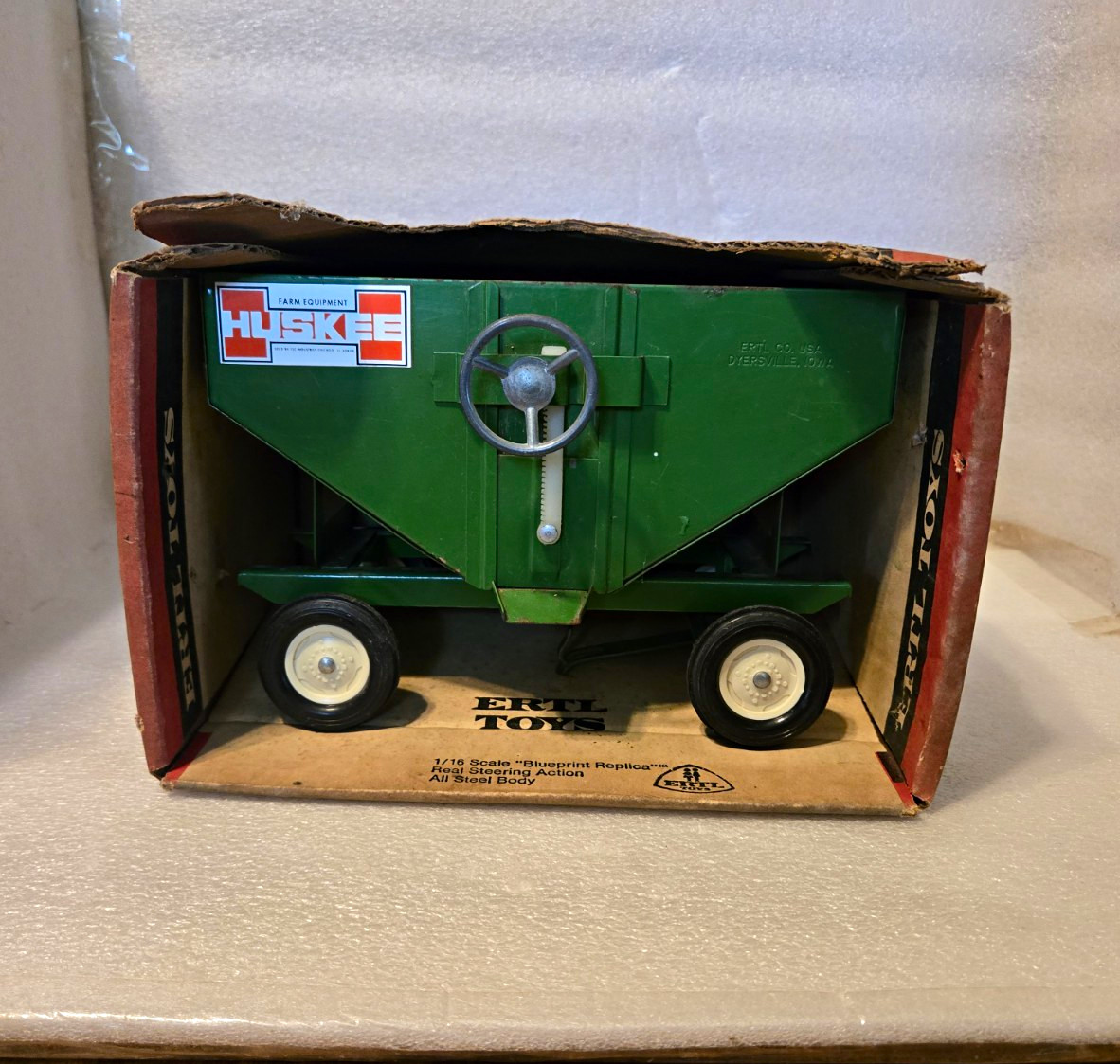 Ertl Huskee Gravity Feed Wagon 1:16 Pressed Steel Green w/ Box Ages 17+ Ertl Huskee Gravity Feed Wagon 1:16 Pressed Steel Green w/ Box Ages 17+