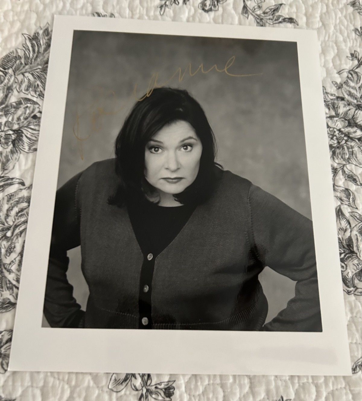 ROSEANNE BARR ORIGINAL VINTAGE SIGNED GLOSSY 8X10 PHOTO ROSEANNE BARR ORIGINAL VINTAGE SIGNED GLOSSY 8X10 PHOTO