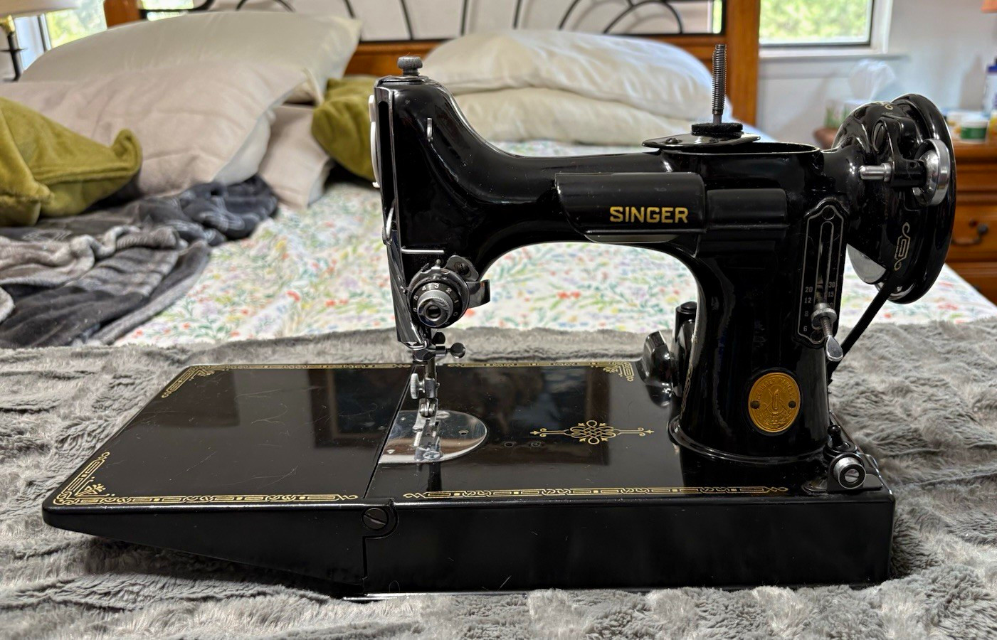 SINGER 221-1 Vintage Portable Electric Sewing Machine w/ Case Accessories 1948
