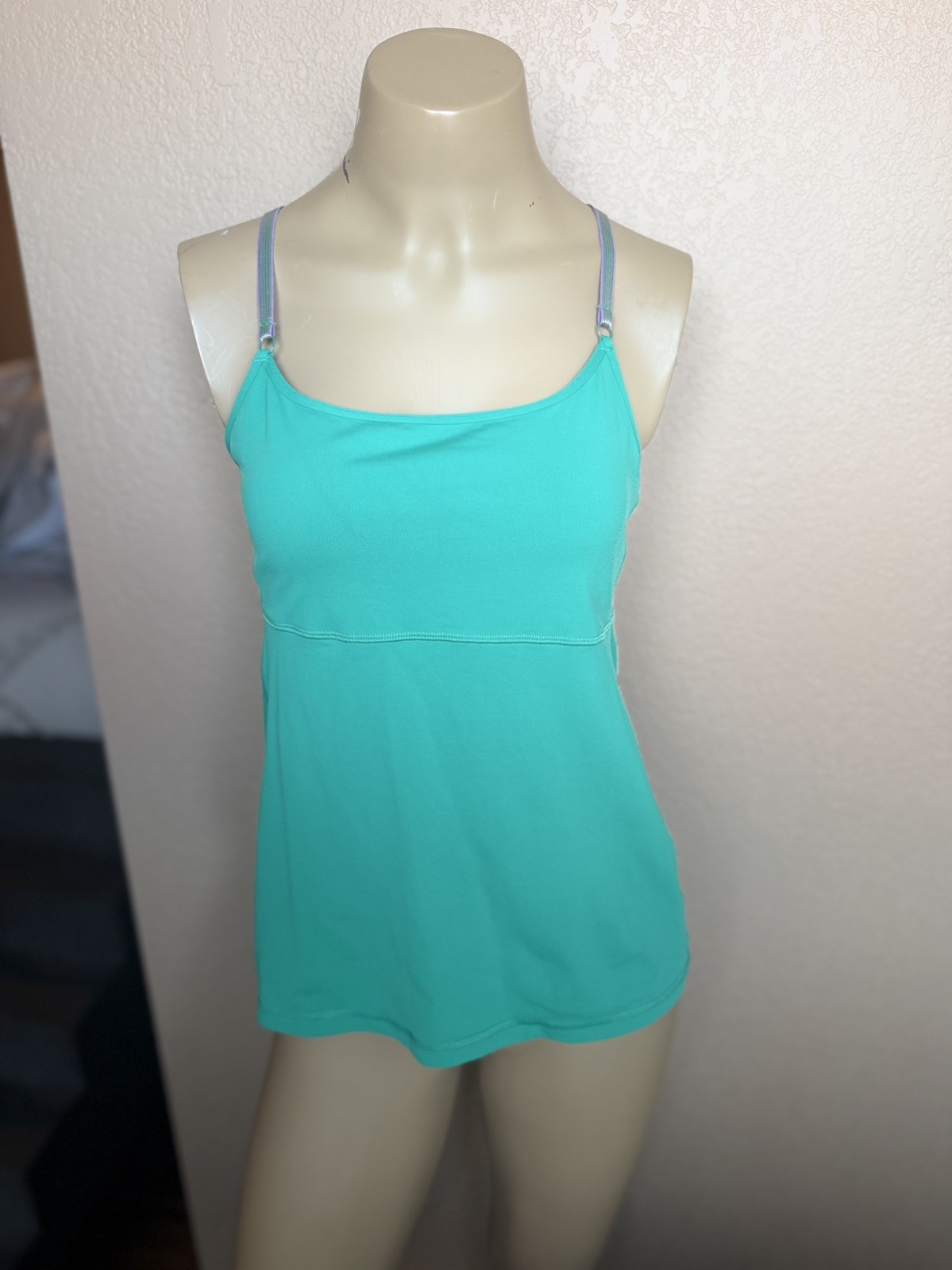 LULULEMON ATHLETICA Green Work Out Tank Top sz 6 US adjustable straps LULULEMON ATHLETICA Green Work Out Tank Top sz 6 US adjustable straps
