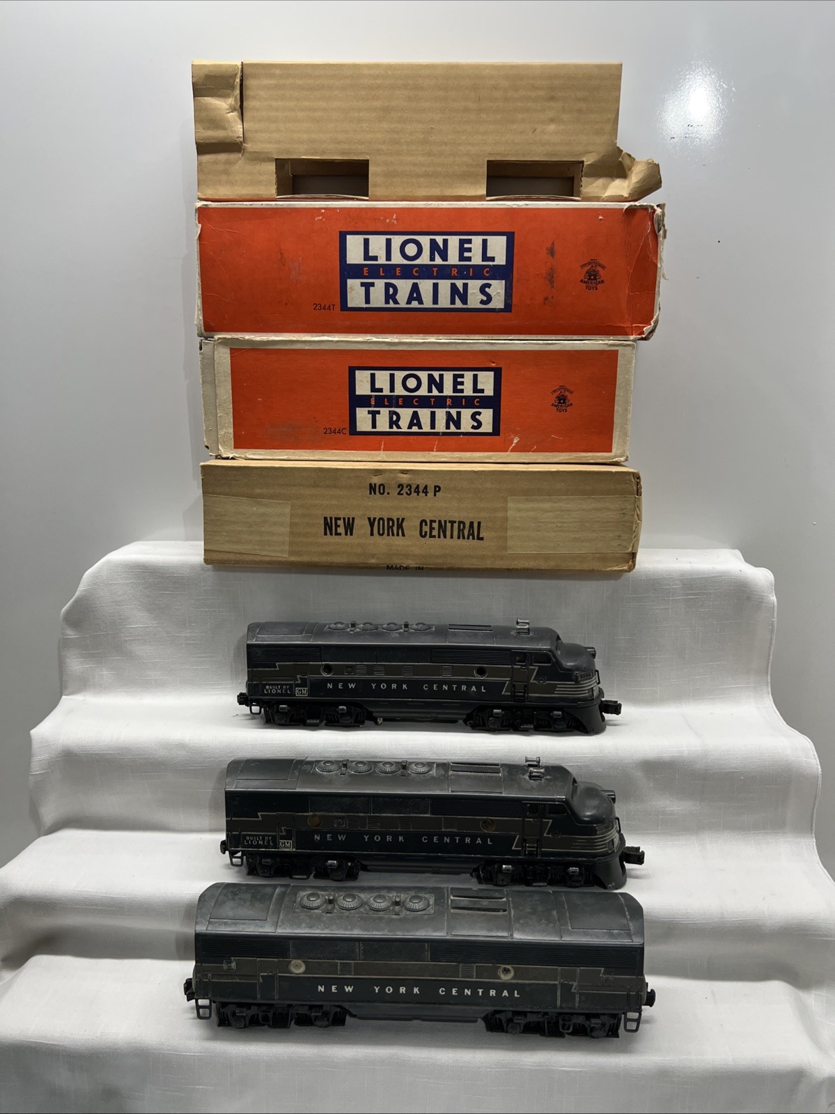 LIONEL POSTWAR 2344 NYC F3 ABA DIESELS W/ORIGINAL BOXES LIONEL POSTWAR 2344 NYC F3 ABA DIESELS W/ORIGINAL BOXES