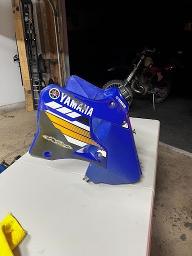 2001 Yamaha YZ250 OEM Blue Gas Fuel Tank With Radiator Shrouds Cap YZ 250 2001 Yamaha YZ250 OEM Blue Gas Fuel Tank With Radiator Shrouds Cap YZ 250