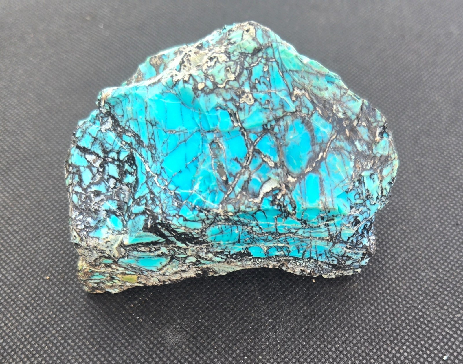 High-Grade Natural Spiderweb Kingman Turquoise Rough Stone – Gem Grade Blue