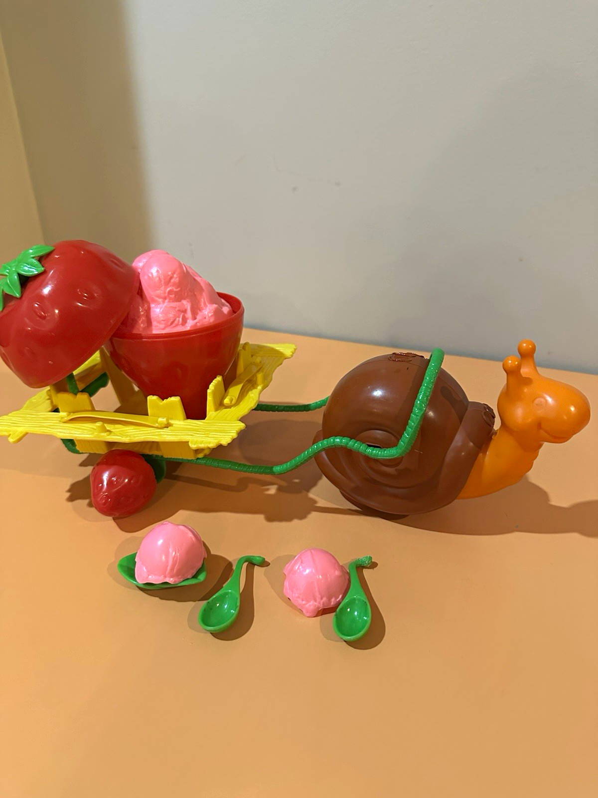 Vintage 1980 Kenner Strawberry Shortcake Snail Cart Escargot Accessories #43200 Vintage 1980 Kenner Strawberry Shortcake Snail Cart Escargot Accessories #43200