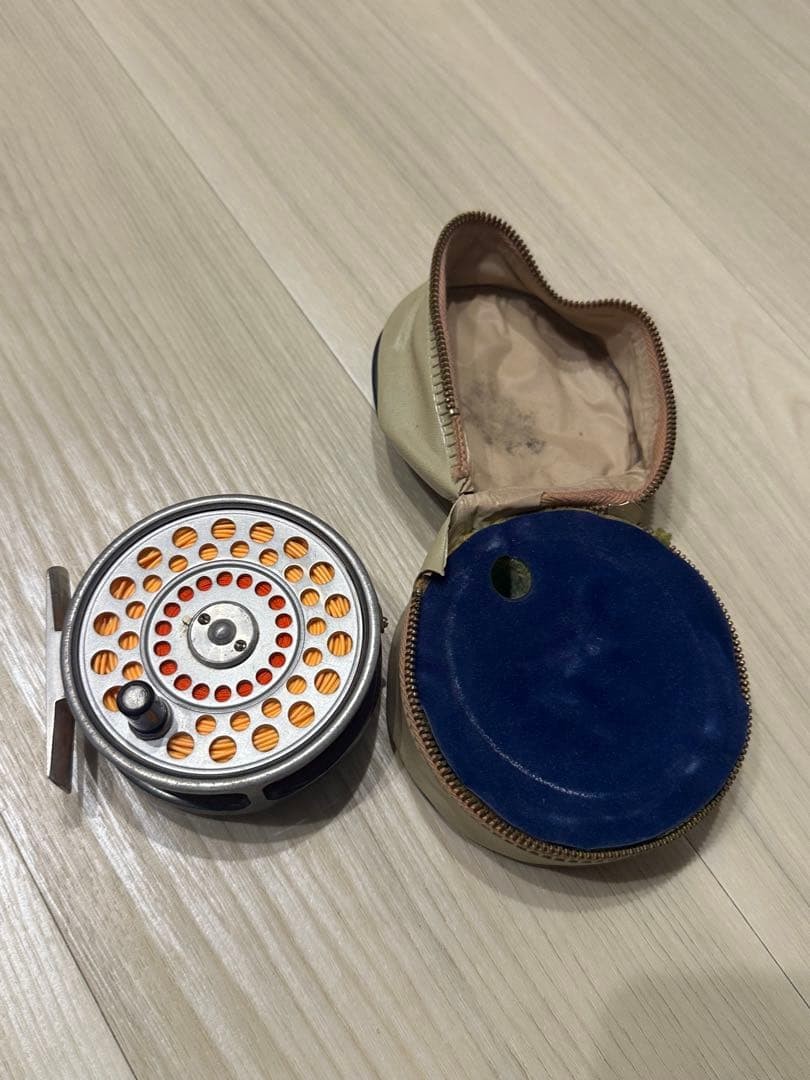 Hardy L.R.H. Lightweight Fly Reel Click Drag England with Case and DT4 Line Hardy L.R.H. Lightweight Fly Reel Click Drag England with Case and DT4 Line