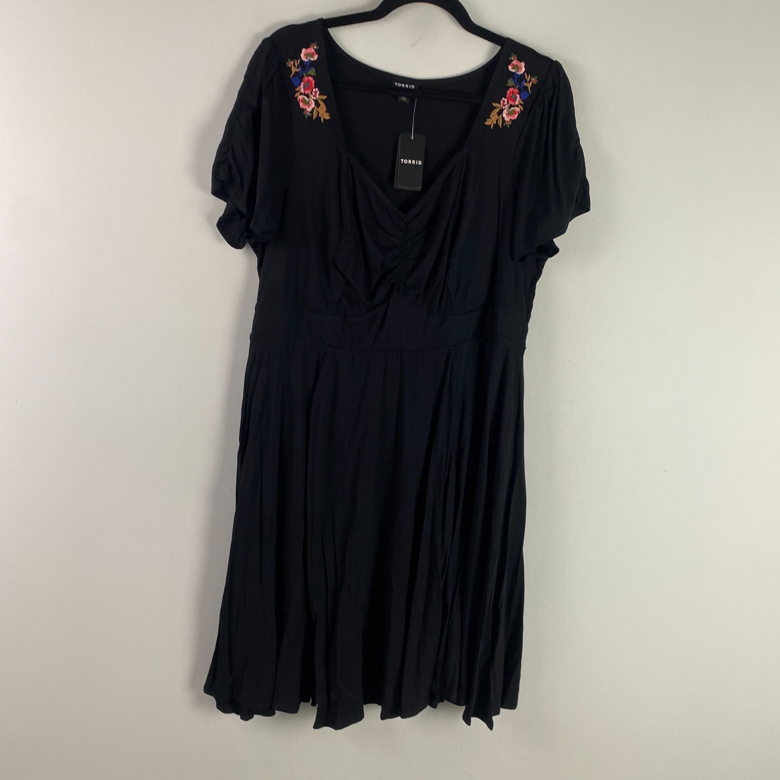 Torrid Floral Embroidered Mini Dress Size 1X Black Challis Short Sleeve Skater