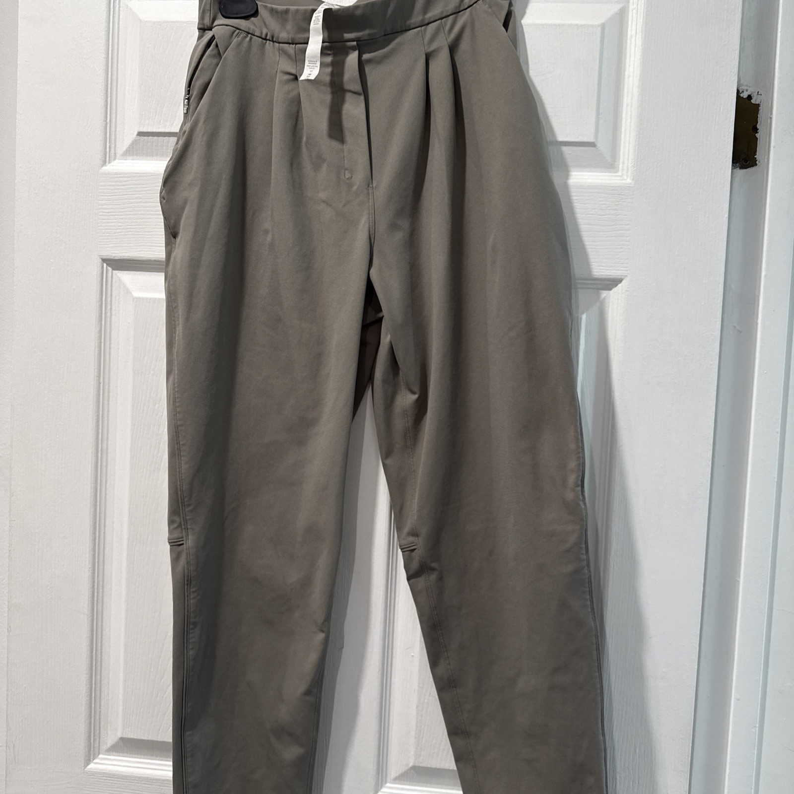 Lululemon Gray Pants with Pockets Trousers Athletic Pants Women\'s Sz 8 No Issues Lululemon Gray Pants with Pockets Trousers Athletic Pants Women\'s Sz 8 No Issues