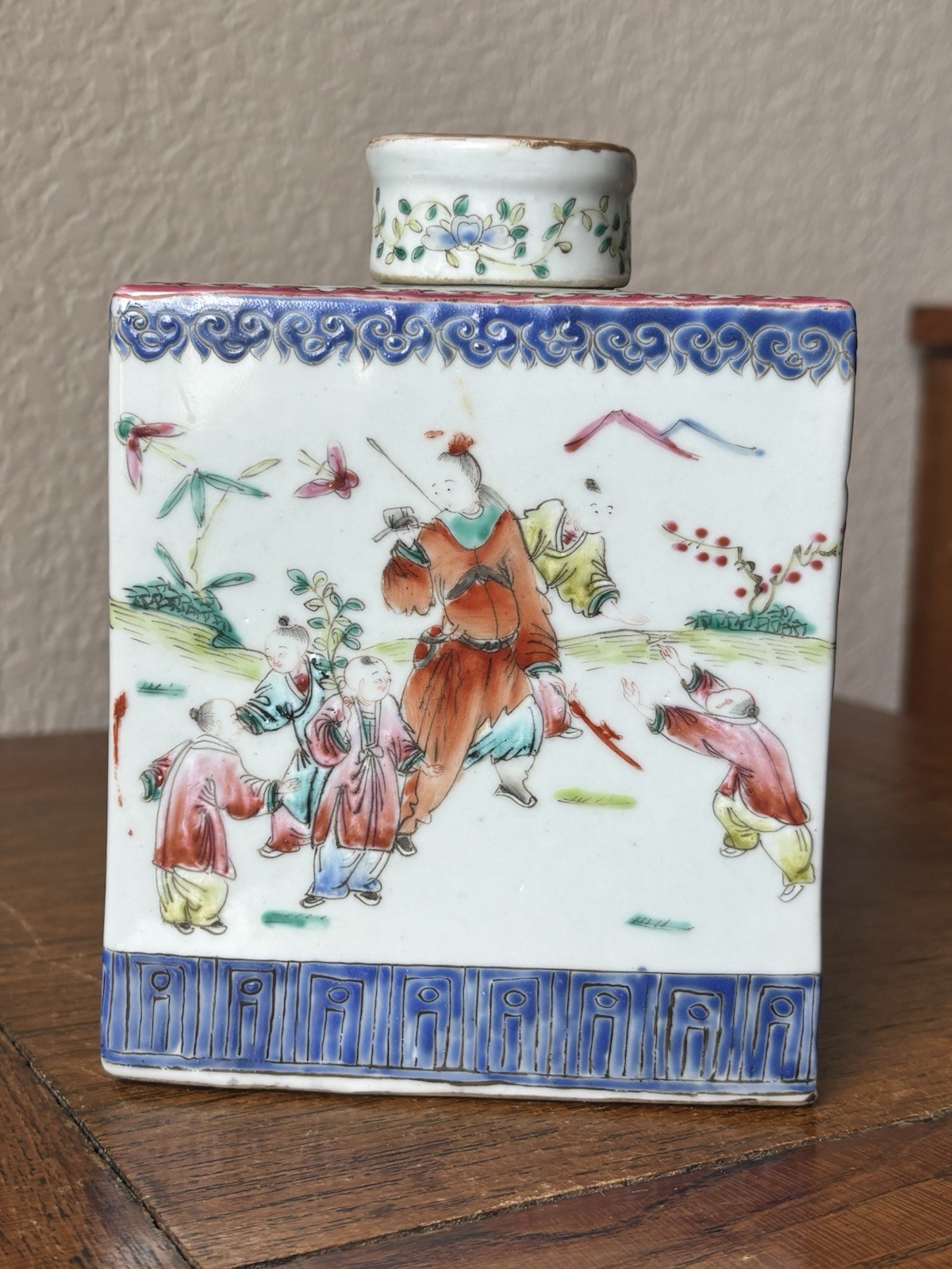 Chinese Porcelain Famille Rose Tea Caddy vase Qing Tongzhi Guangxu 19th Century 