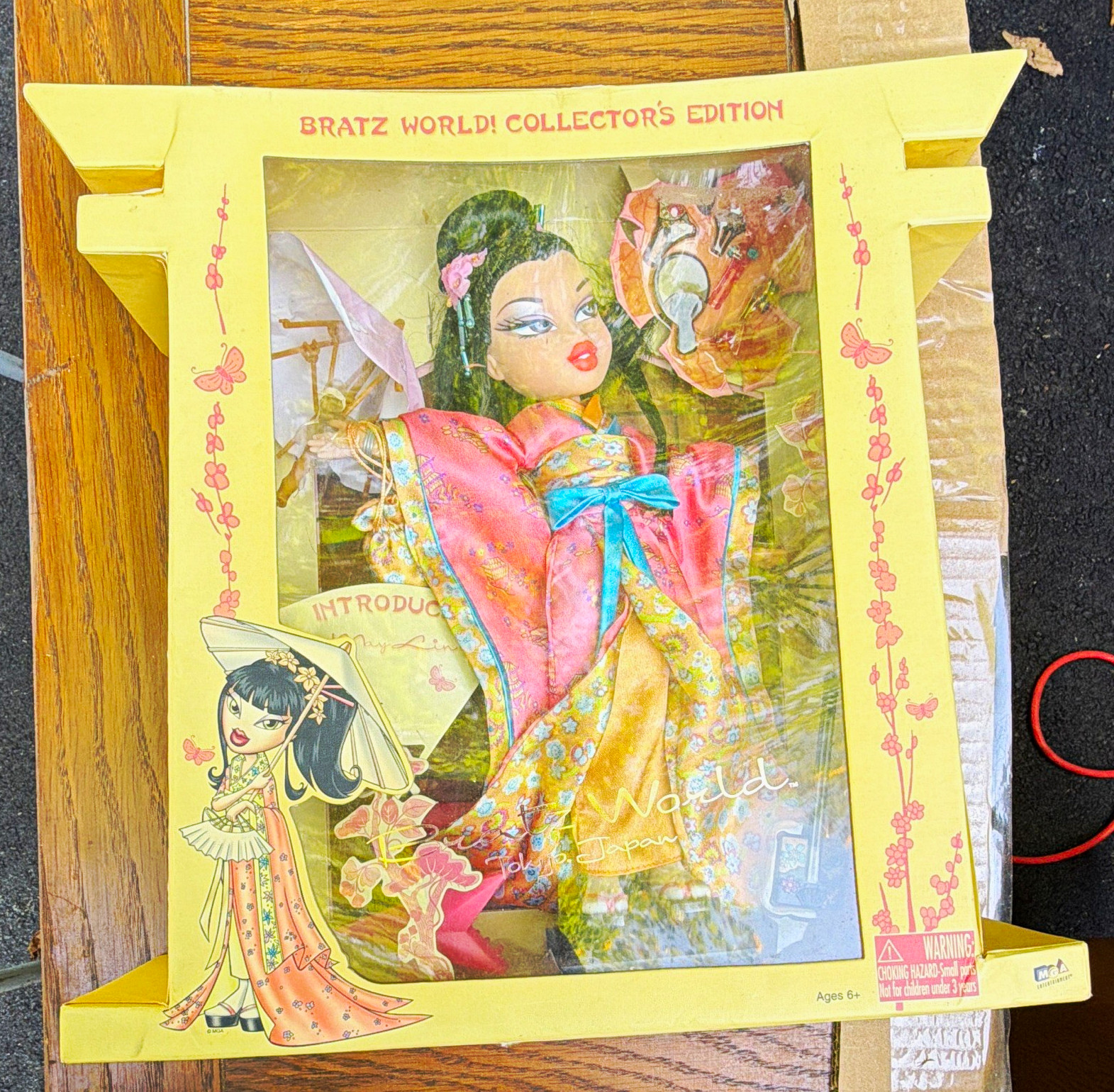 MGA Entertainment Bratz World Collector’s Edition May-Lin Tokyo Doll Stand MGA Entertainment Bratz World Collector’s Edition May-Lin Tokyo Doll Stand