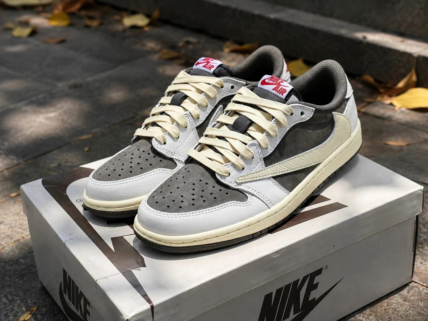 Men\'s Travis Sc0tt x Jordan 1 Low OG \