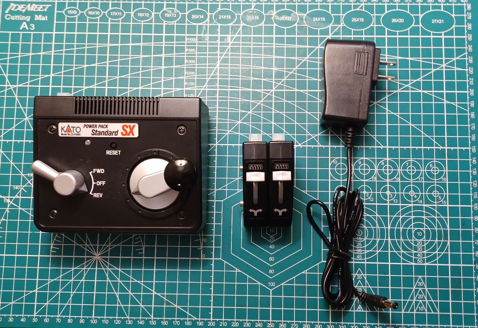 Kato 22-018BK-1 SX Power Pack with AC Adapter & TWO 24-840BK Turnout Switches Kato 22-018BK-1 SX Power Pack with AC Adapter & TWO 24-840BK Turnout Switches
