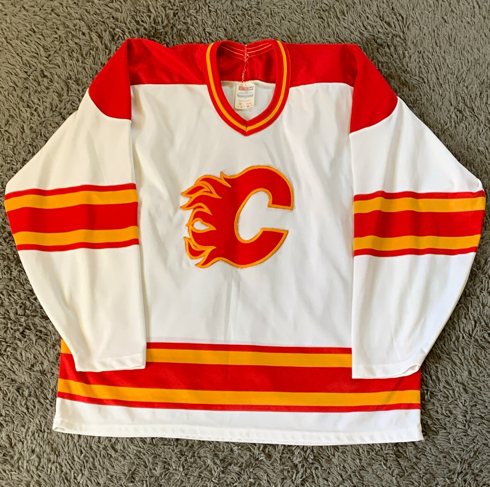 CCM Calgary Flames NHL Hockey Jersey White/Red/Yellow Men\'s Size XL CCM Calgary Flames NHL Hockey Jersey White/Red/Yellow Men\'s Size XL