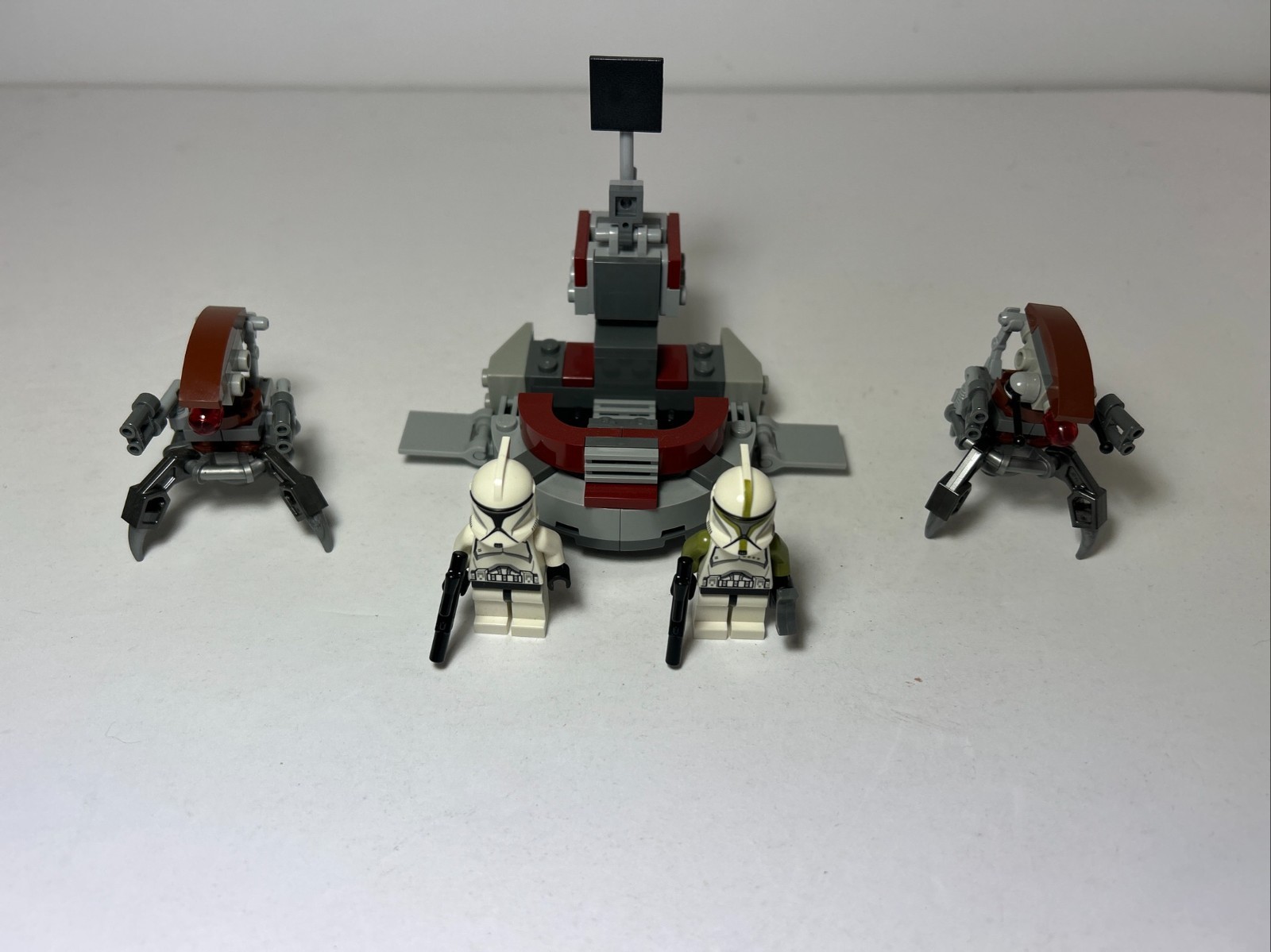 LEGO Star Wars: Clone Troopers Vs. Droidekas (75000) LEGO Star Wars: Clone Troopers Vs. Droidekas (75000)