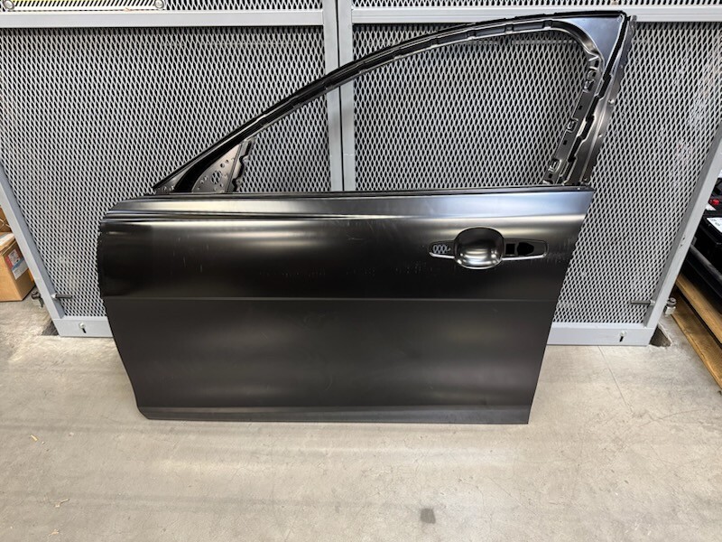 Genuine Jaguar XE Front LH Door with PDR work T4N2633 Genuine Jaguar XE Front LH Door with PDR work T4N2633