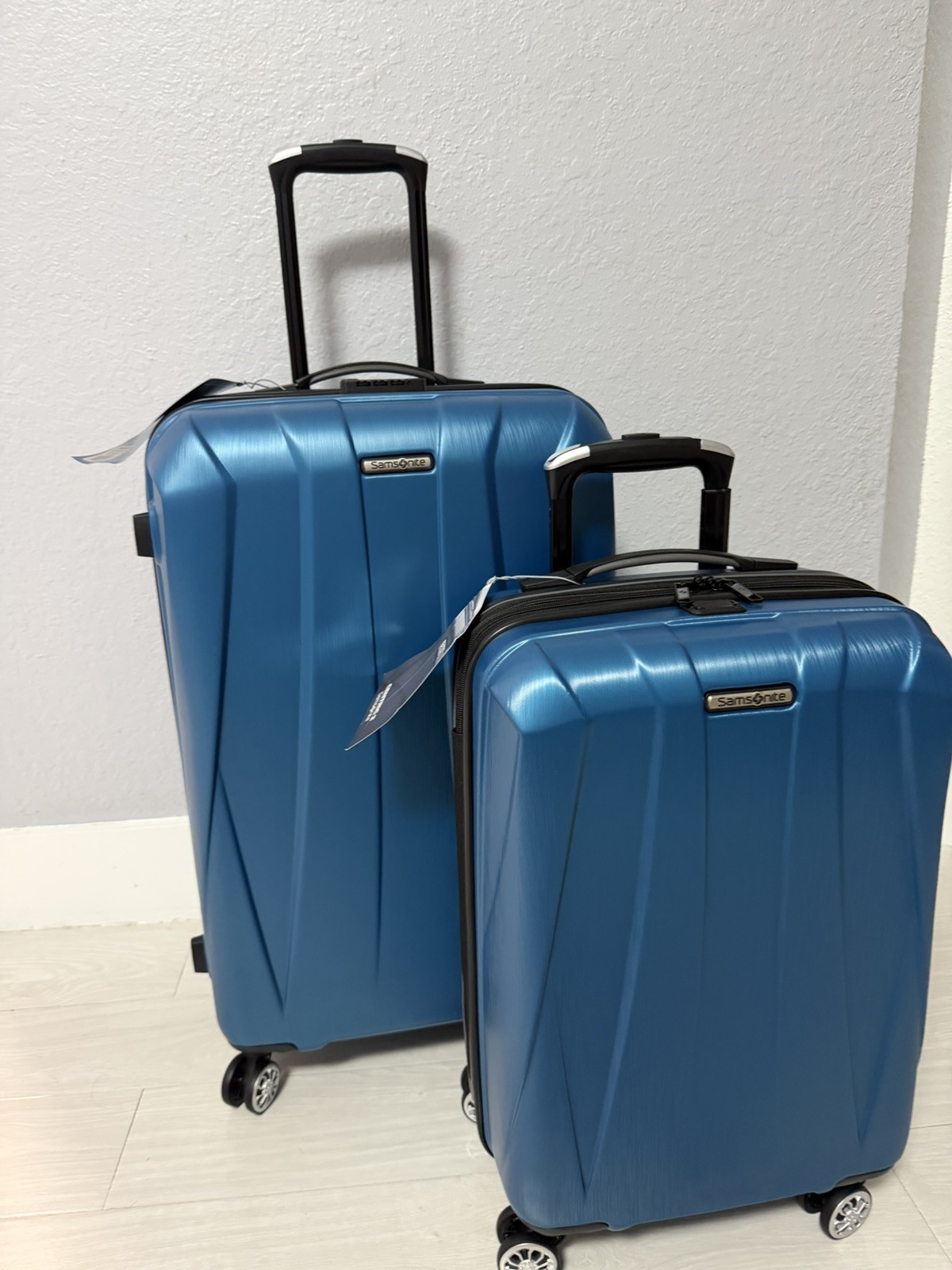 New Samsonite Centric 2-Piece Expandable Hardside Spinner Luggage Set 20/24 B MR New Samsonite Centric 2-Piece Expandable Hardside Spinner Luggage Set 20/24 B MR