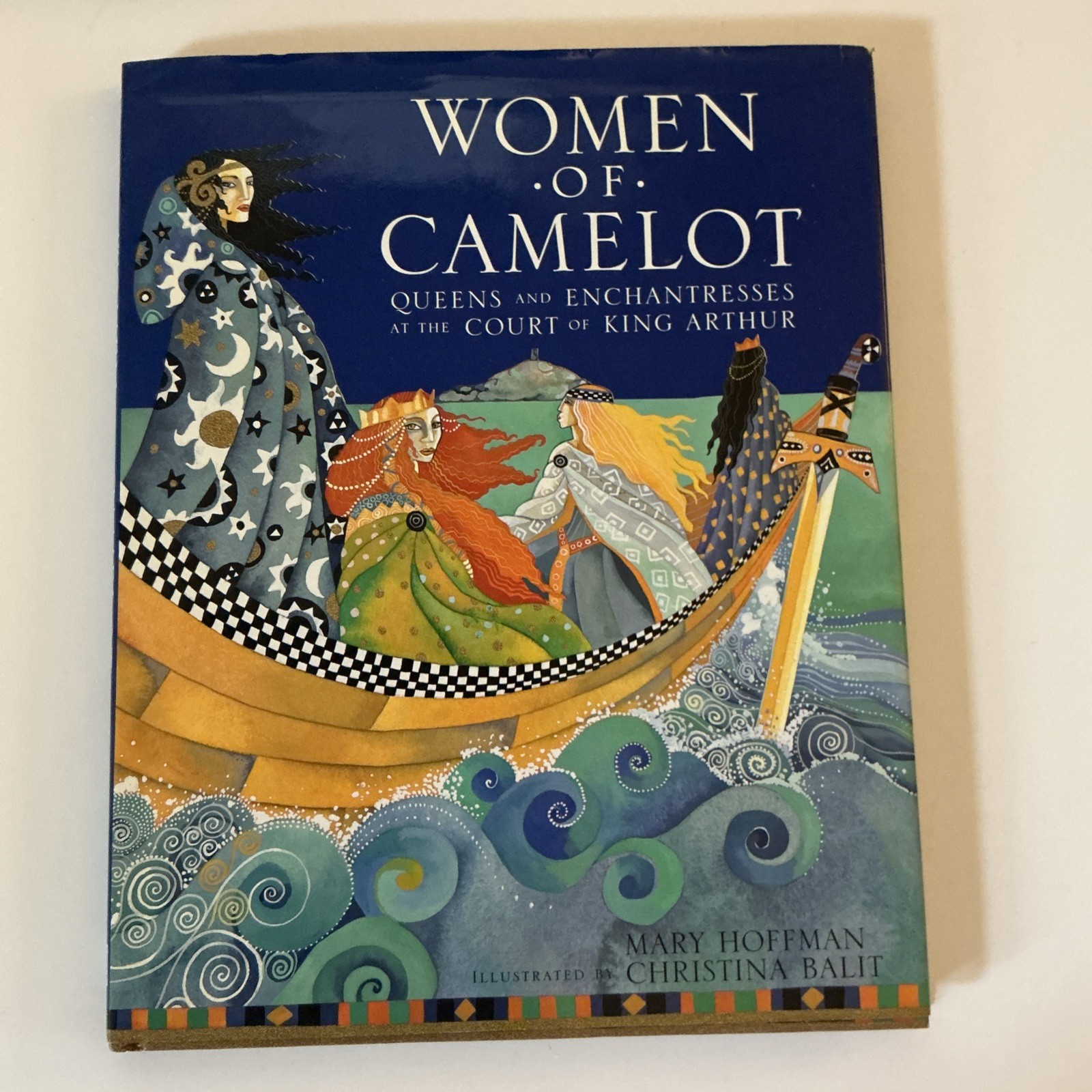 Women Of Camelot, Queens Of Enchantresses At The `court Of King Arthur