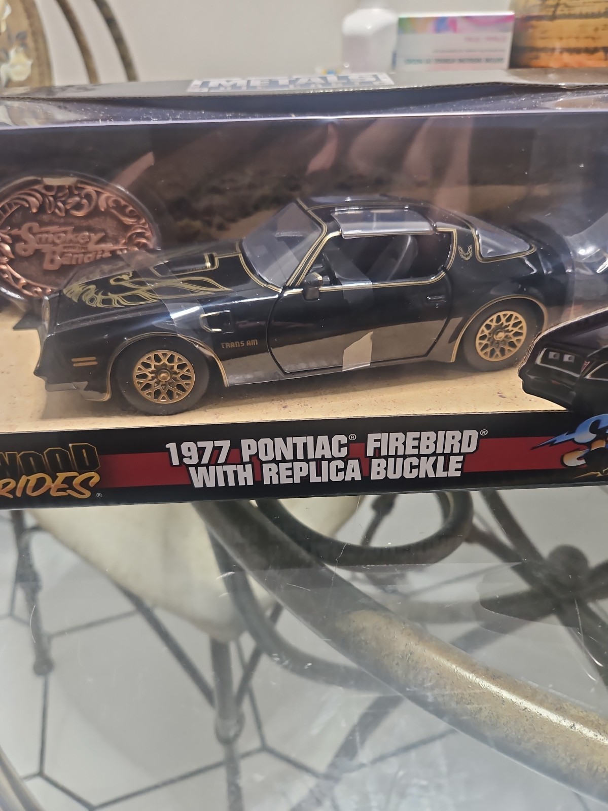 Jada Toys JAD30998 Car 1 /24 1977 Smokey And Bandit With Belt, buckle. Jada Toys JAD30998 Car 1 /24 1977 Smokey And Bandit With Belt, buckle.