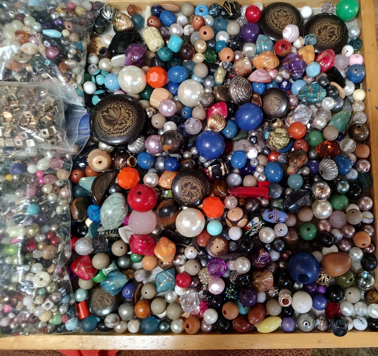 1,000\'s PIECES BEAD LOT GLASS CRYSTAL STONE BEAD SOUP VINT/MOD CRAFTS JEWELRY 1,000\'s PIECES BEAD LOT GLASS CRYSTAL STONE BEAD SOUP VINT/MOD CRAFTS JEWELRY