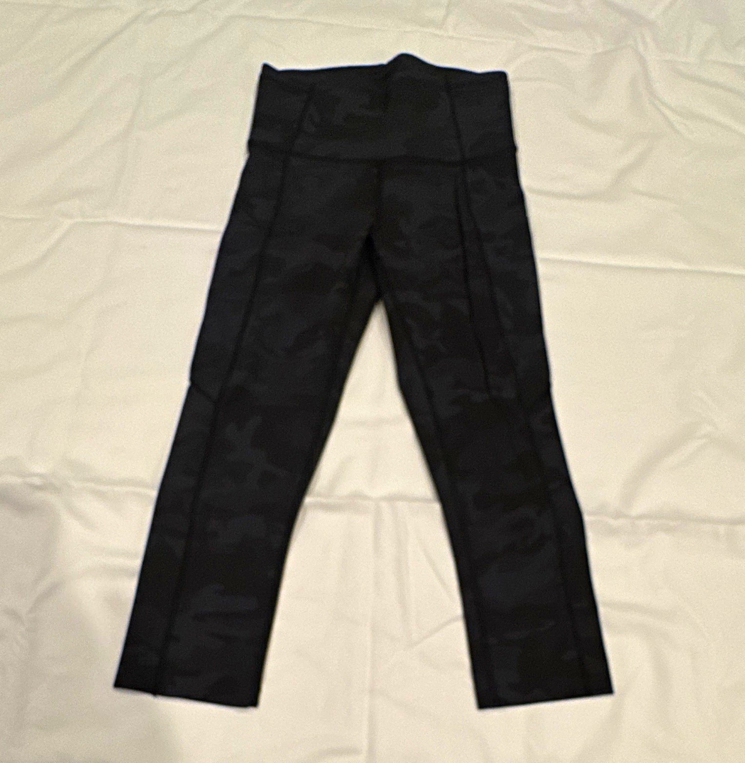 lululemon athletica Women’s Black Camo Ankle Leggings Size 4 Logo lululemon athletica Women’s Black Camo Ankle Leggings Size 4 Logo