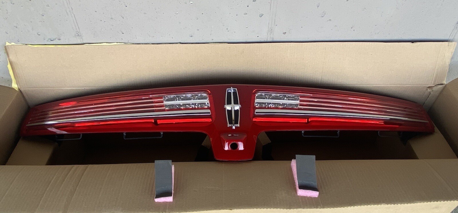 2010-2019 New OEM Lincoln MKT Rear Center Tail Light 2010-2019 New OEM Lincoln MKT Rear Center Tail Light