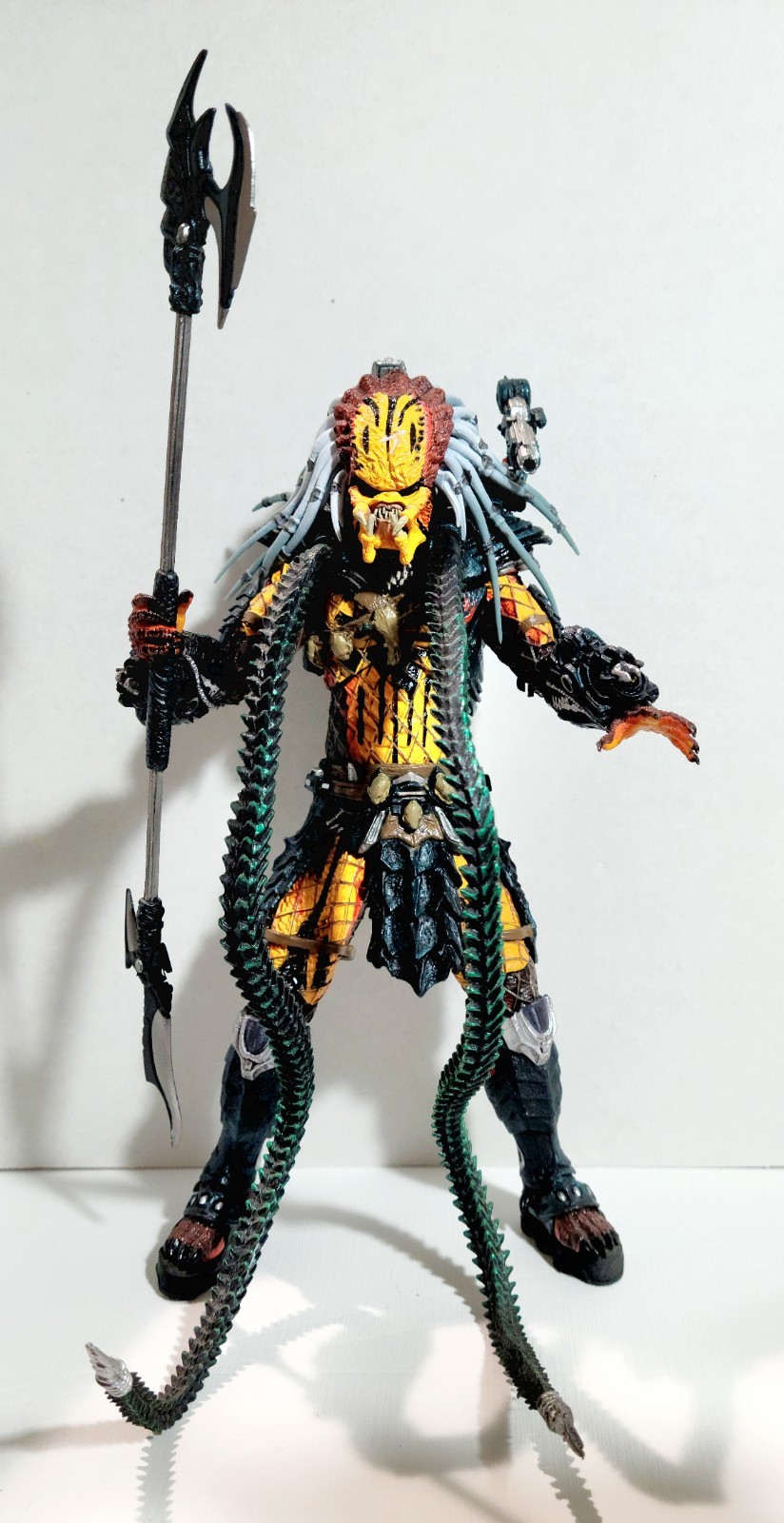 NECA - CLAN LEADER PREDATOR - Kenner Style - Missing Helmet - Otherwise Complete