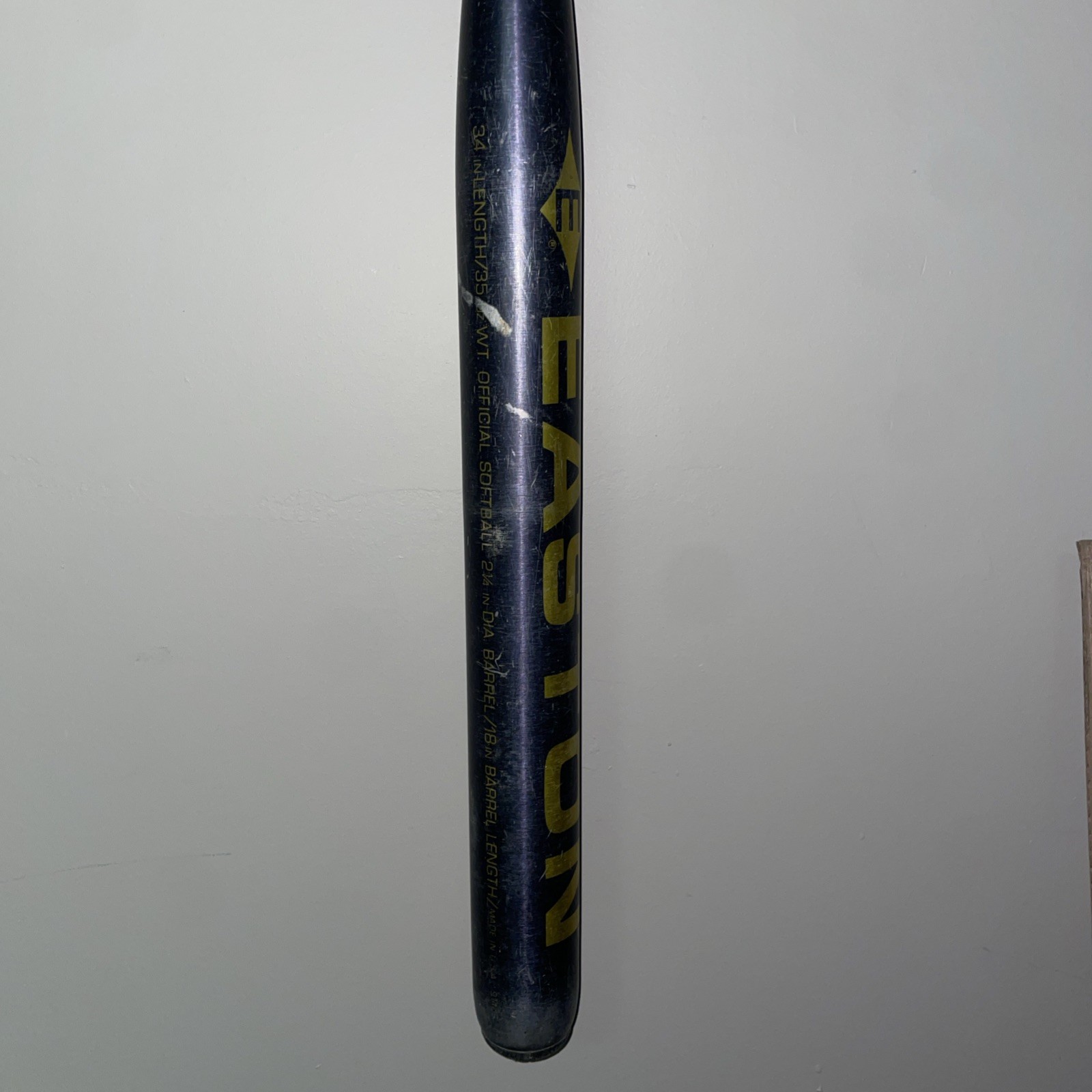 Easton Black Max 34” 35oz 2-1/4 Diameter 19 in Barrel Official Softball Bat Easton Black Max 34” 35oz 2-1/4 Diameter 19 in Barrel Official Softball Bat