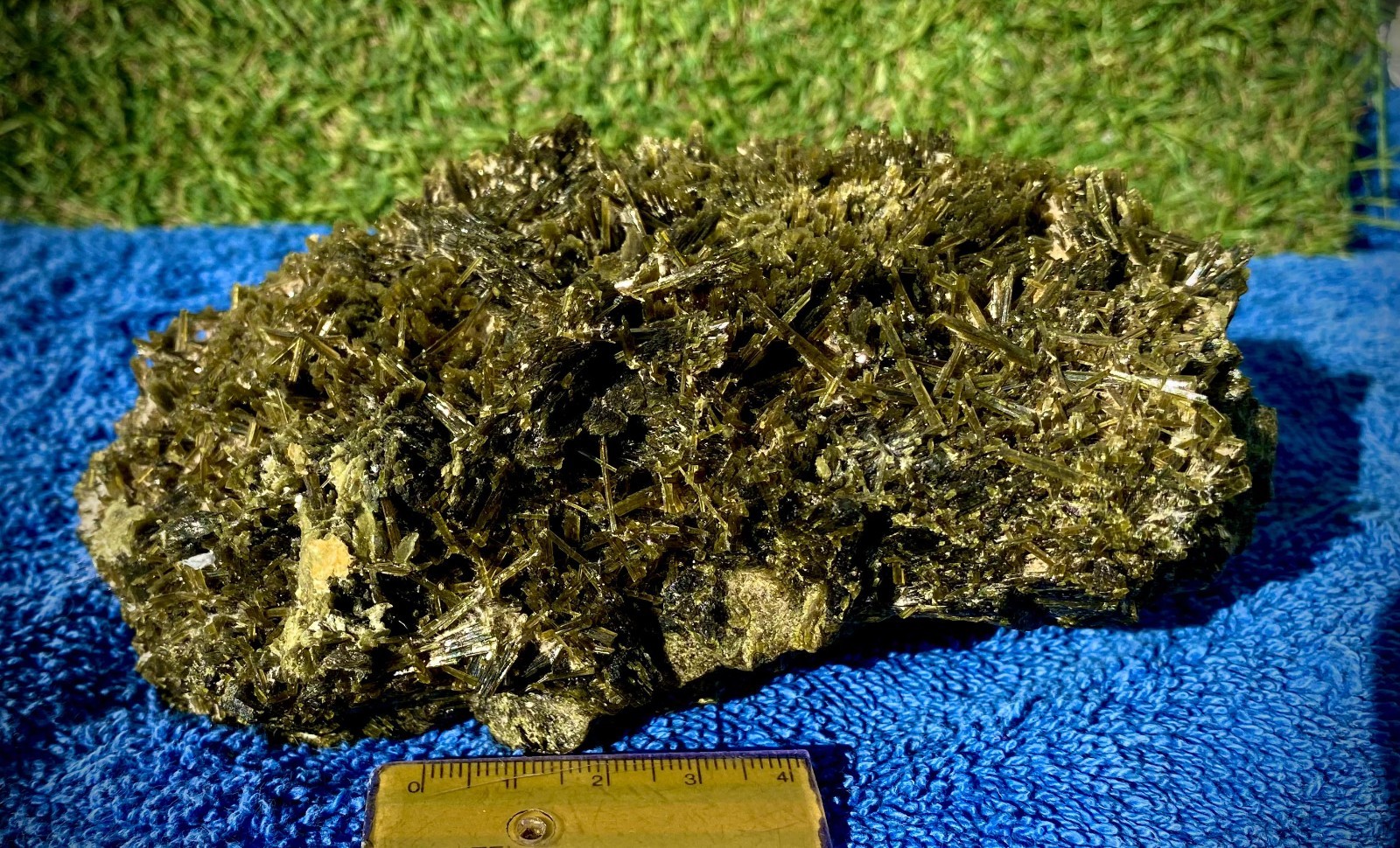 Huge Epidote crystals cluster Raw Mineral Specimen from Skardu, Pakistan 38.8oz