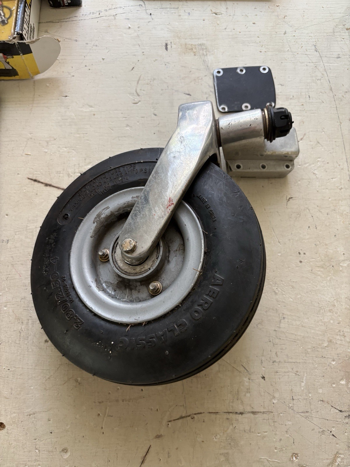 Rutan long ez / Cozy castering nose fork and mount plate & Aero Classic tire Rutan long ez / Cozy castering nose fork and mount plate & Aero Classic tire
