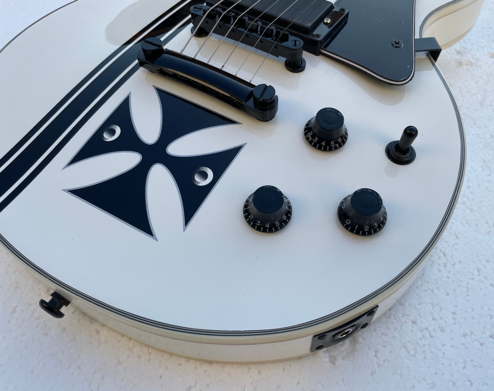 6 Strings Electric Guitar Bone Nut Active H-H Pickups Glossy Finished Solid Body 6 Strings Electric Guitar Bone Nut Active H-H Pickups Glossy Finished Solid Body