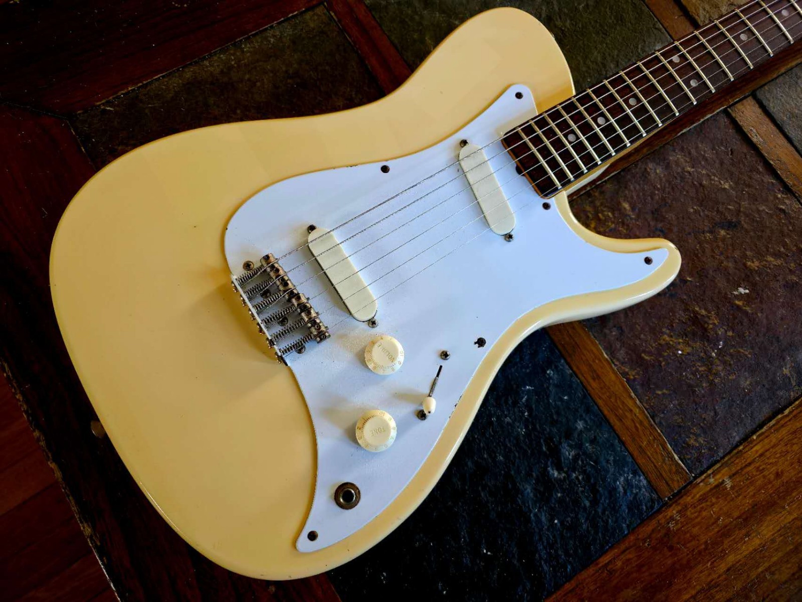 Fender Bullet vintage E Serial USA w/Deluxe bag 1981 Fender Bullet vintage E Serial USA w/Deluxe bag 1981