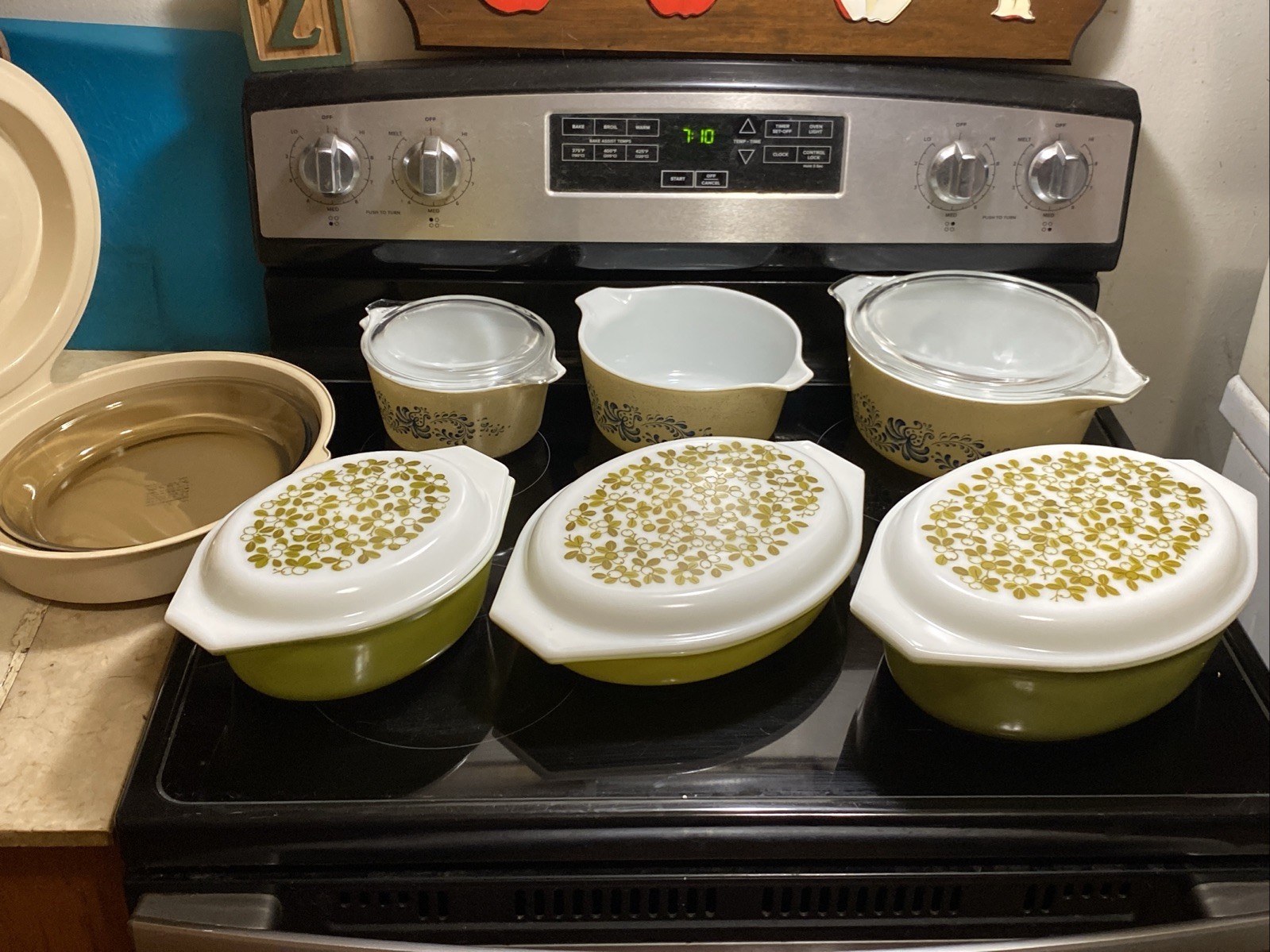 7 Pyrex great condition casserole dishes one missing top 7 Pyrex great condition casserole dishes one missing top
