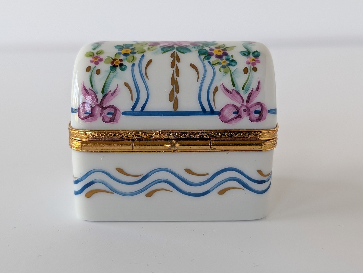 Limoges Peint Main Porcelain Box Artoria - In excellent condition - Never Used Limoges Peint Main Porcelain Box Artoria - In excellent condition - Never Used