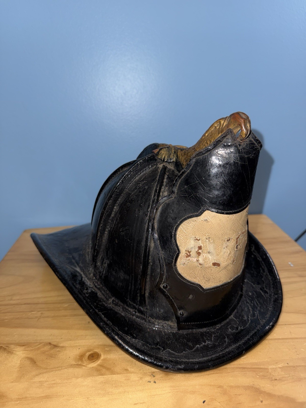 Antique Leather Firefighter Helmet High Eagle Cairns “AVFD” Excellent Condition