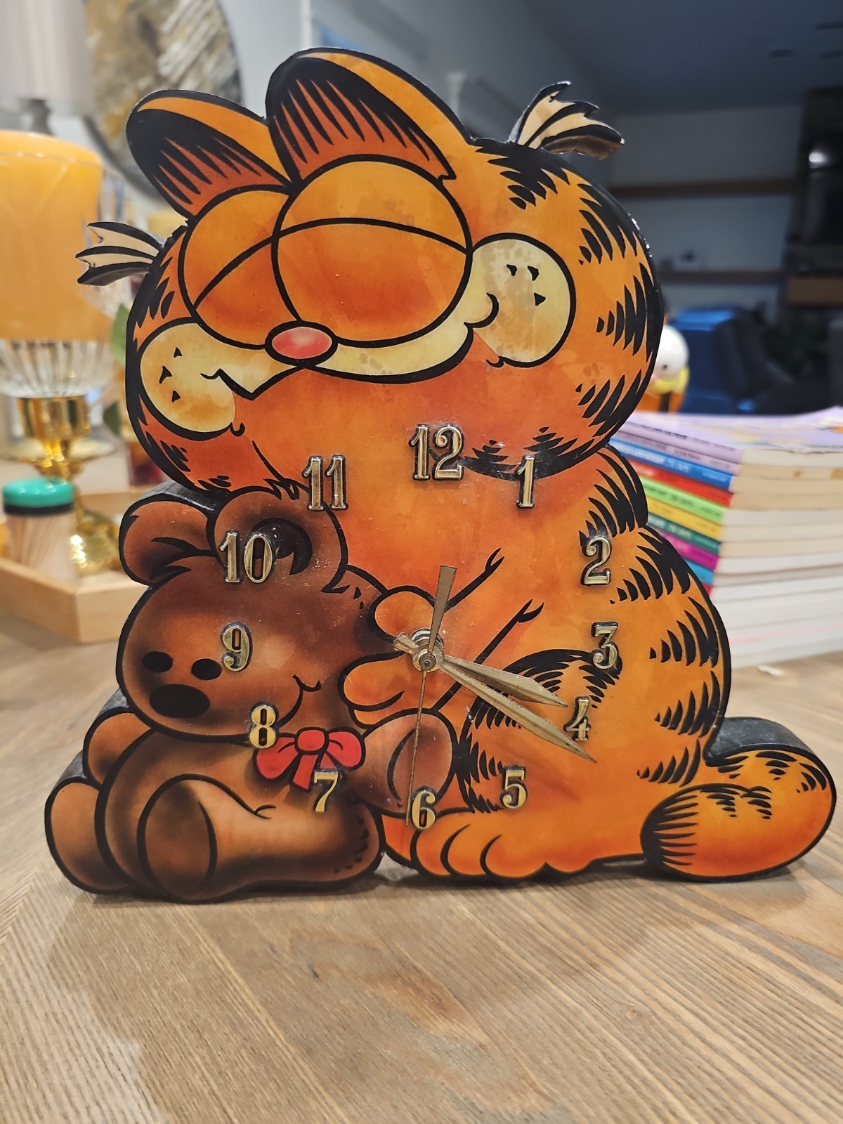 wooden Garfield and Pooky desk/shelf clock depicting Garfield hugging his teddy