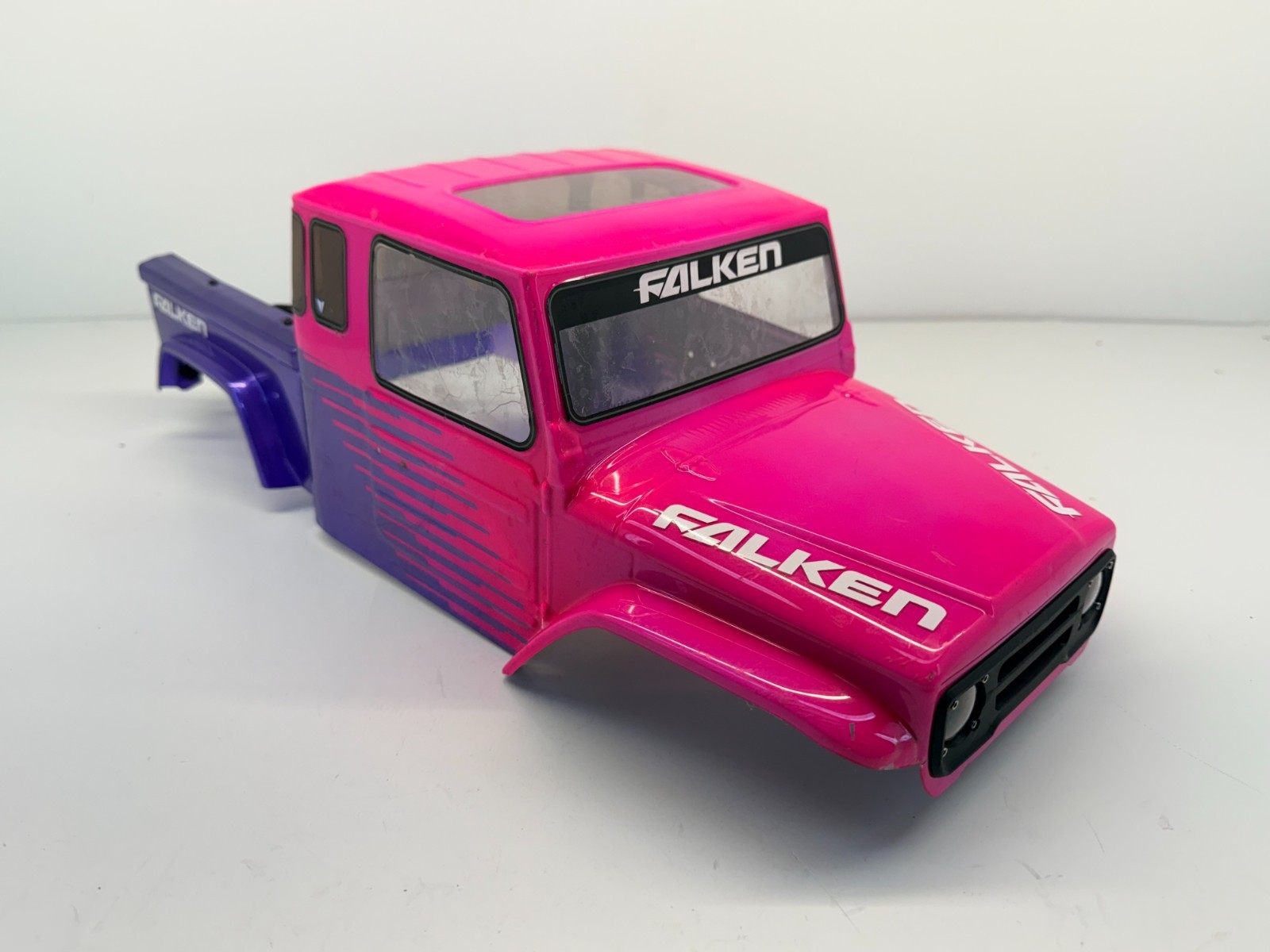 Used Painted Vanquish Phoenix Body With Rear Cage Fenders 1203