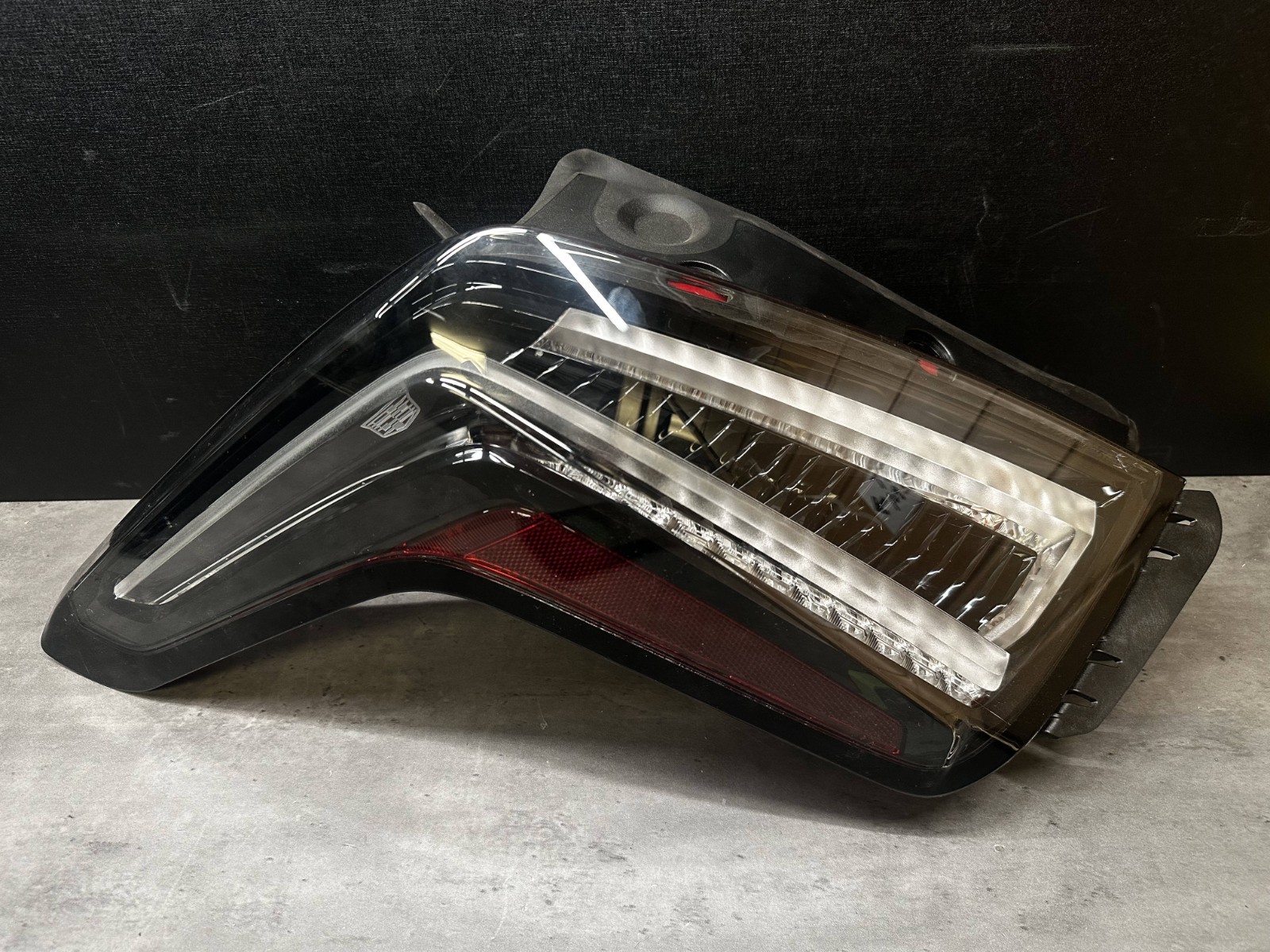 17-24 Cadillac XT5 Inner Tail Light OEM Left Driver Side Liftgate LED 84245001