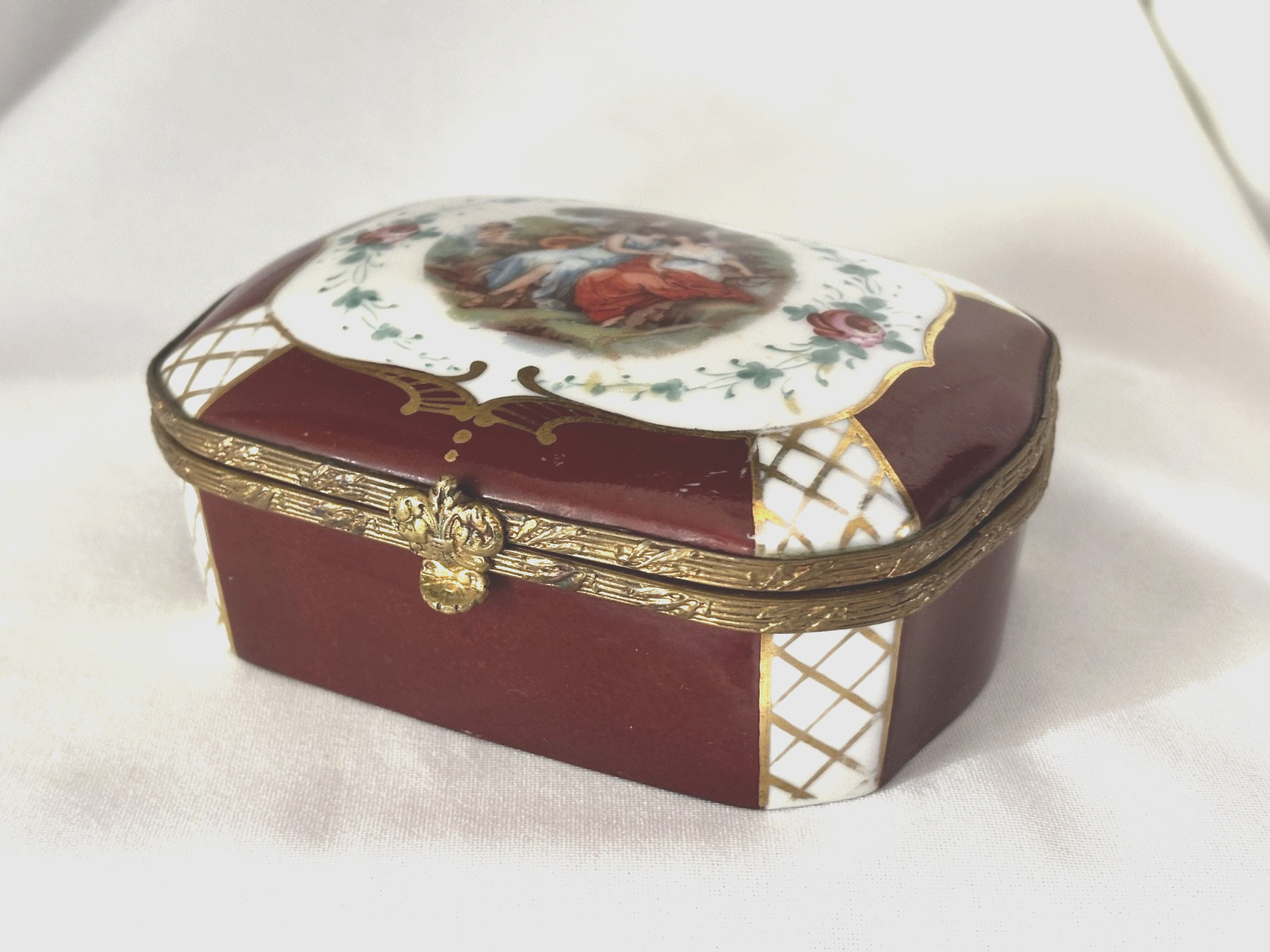 VINTAGE FRENCH PORCELAIN HAND PAINTED ORNATE ENAMALED HINGED TRINKET BOX