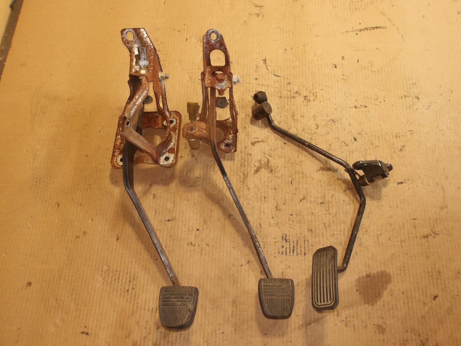 1986-1991 Toyota Camry Gas Clutch & Brake Pedals Oem 1986-1991 Toyota Camry Gas Clutch & Brake Pedals Oem