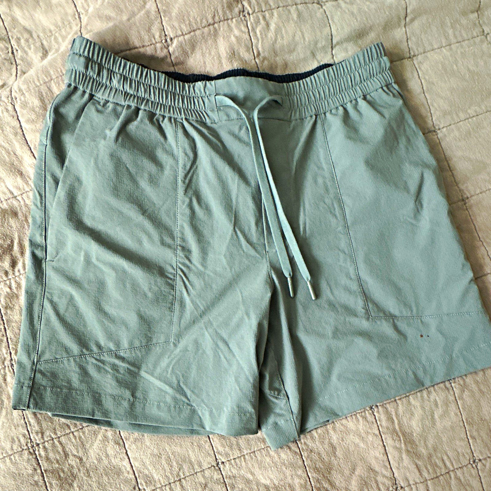 Lululemon Men Green Solid Bowline Shorts Drawstring Elastic Waist Regular Size M Lululemon Men Green Solid Bowline Shorts Drawstring Elastic Waist Regular Size M