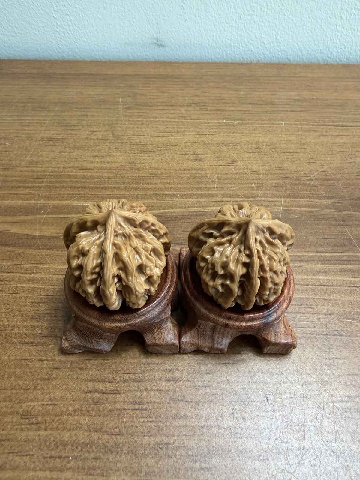 Pair of Match Chinese Health Walnut 盘上三棱文玩核桃 丁字 精品精配 41x39x35 已打底 配手套和刷子 Pair of Match Chinese Health Walnut 盘上三棱文玩核桃 丁字 精品精配 41x39x35 已打底 配手套和刷子